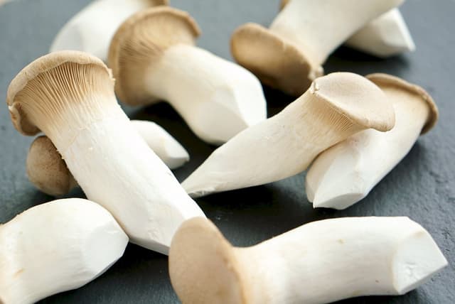Fresh King Oyster Mushroom, Pleurotus Eryngii 200g/pack (sold per pack)